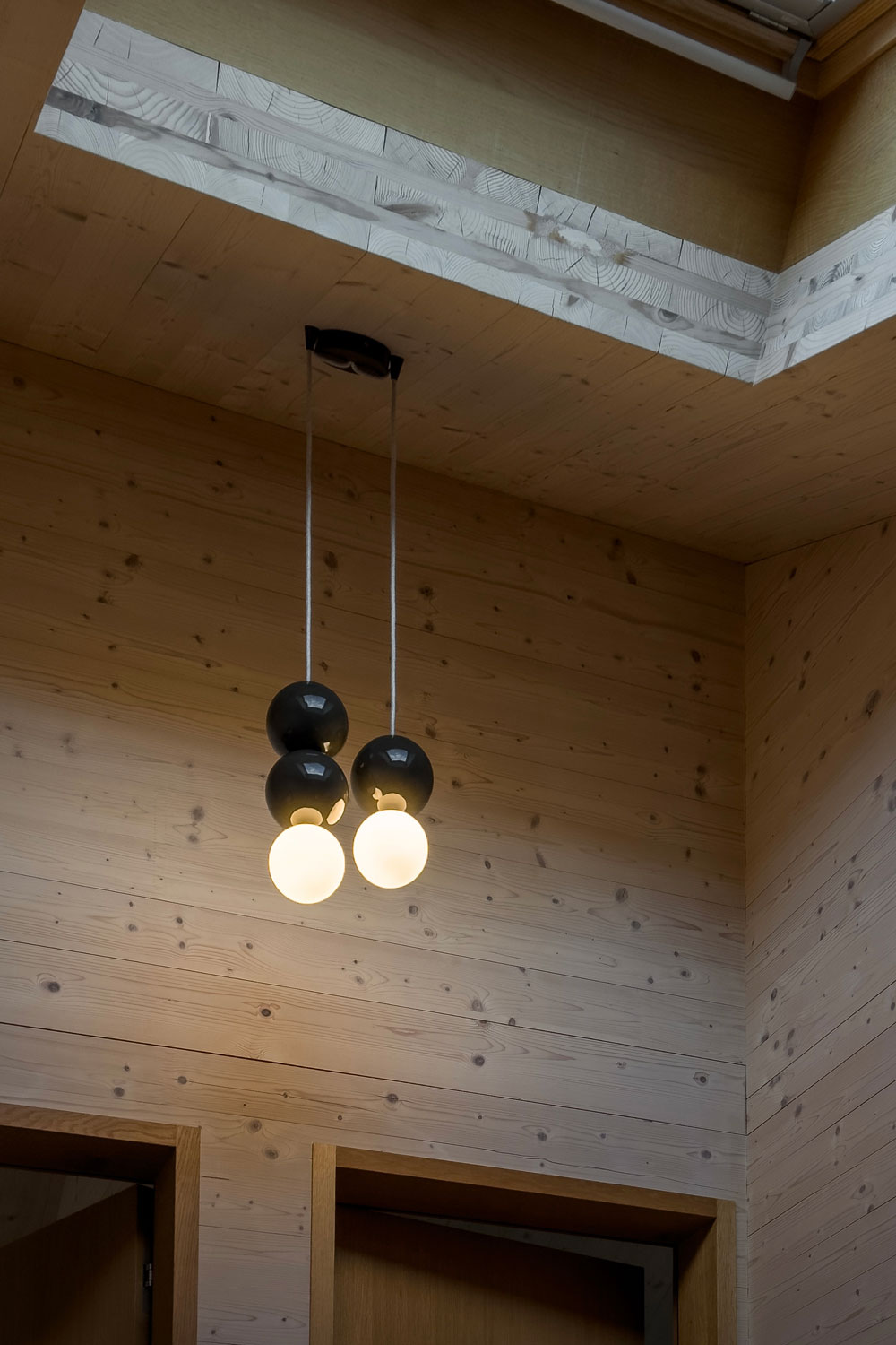 Keramik Pendelleuchte Mizar im Holzhaus | atelier mond