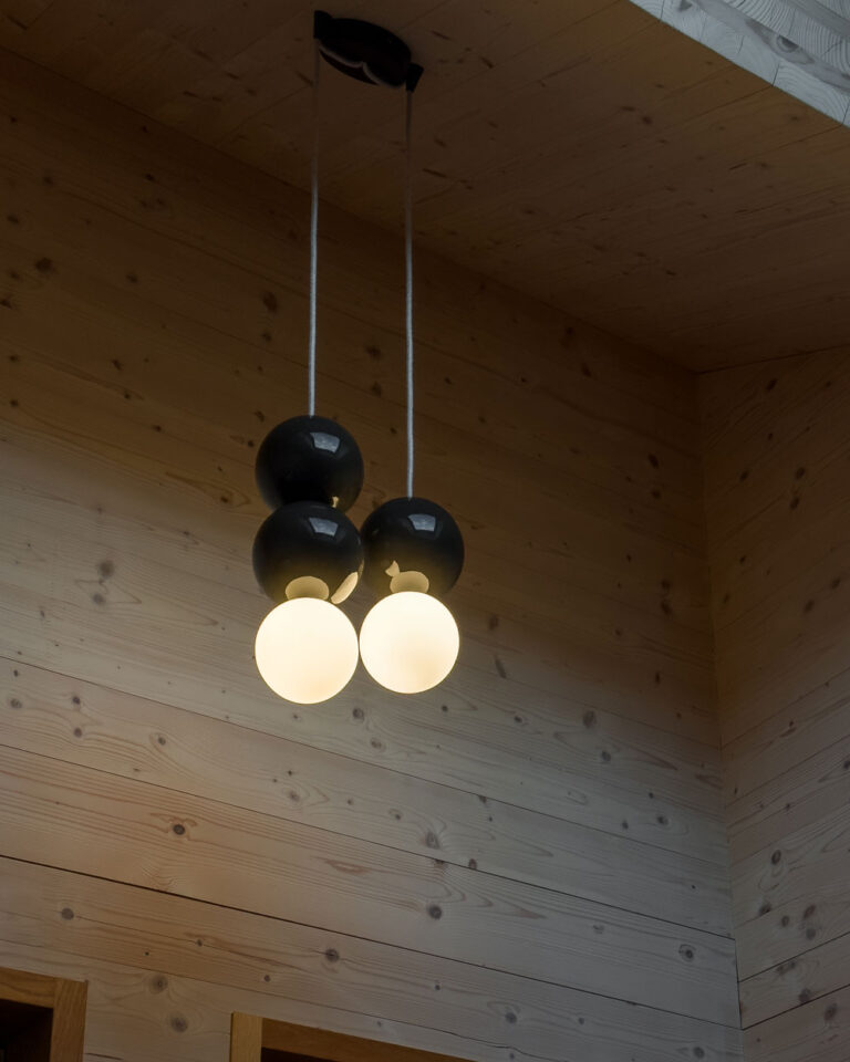 Keramik Pendelleuchte Mizar im Holzhaus | atelier mond