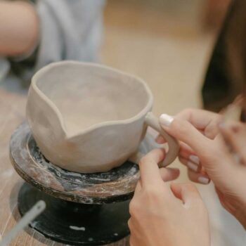Töpferkurs Handaufbau in Appenzell: Lerne Daumendruck, Wulst- und Plattentechnik und gestalte eigene Keramik wie Schalen, Teller oder Kunstobjekte im atelier mond.